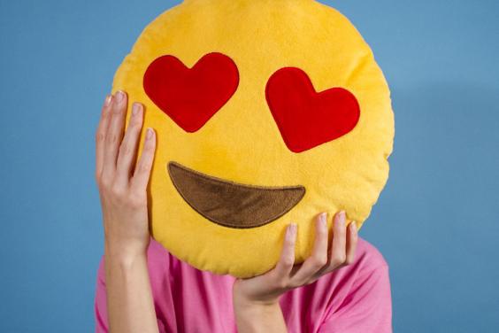 Emoji kussens in hart ogen