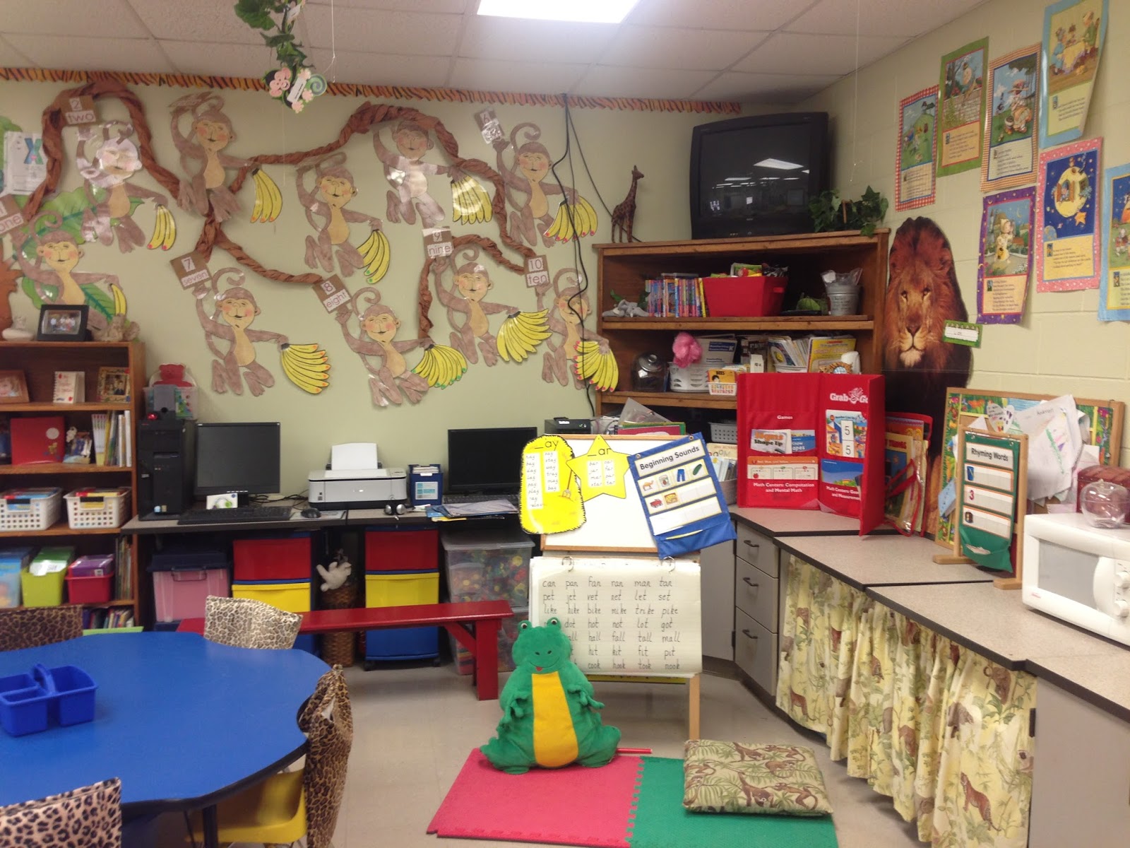 187 Days with Mrs. Hayes: Monday Funday! Classroom Spotlight: Mrs. Holmes