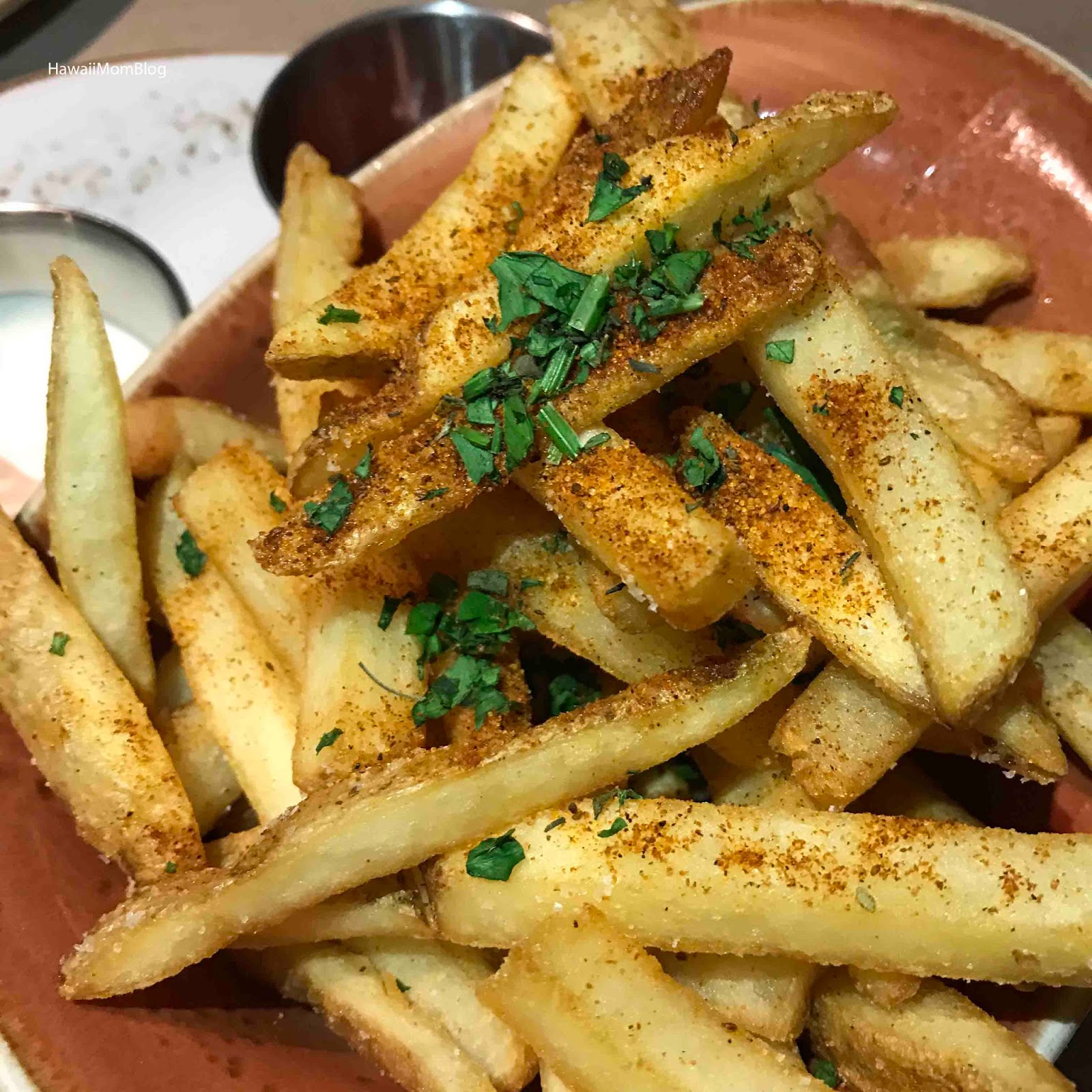 Hawaii Mom Blog Pupus, Cocktails, and Brunch at Herringbone