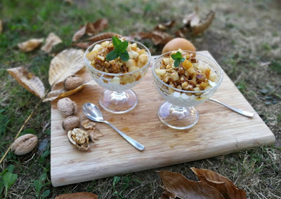 Griechischer Joghurt mit Nashibirne und karamellisierten Walnüssen Griechischer Joghurt mit Nashibirne und karamellisierten Walnüssen