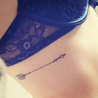 Tatuajes femeninos en las costillas flecha