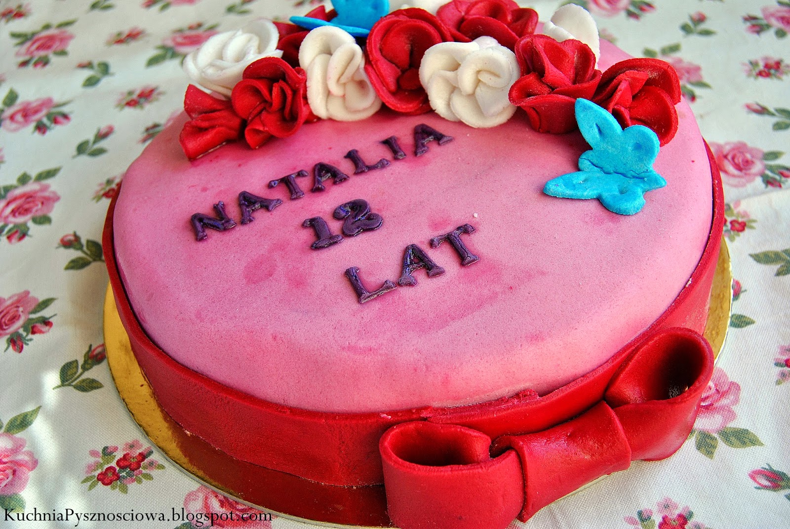 Różowy tort urodzinowy dla dziewczynki