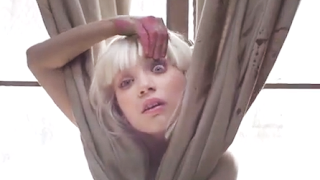 Maddie Ziegler vue dans un clip de Sia
