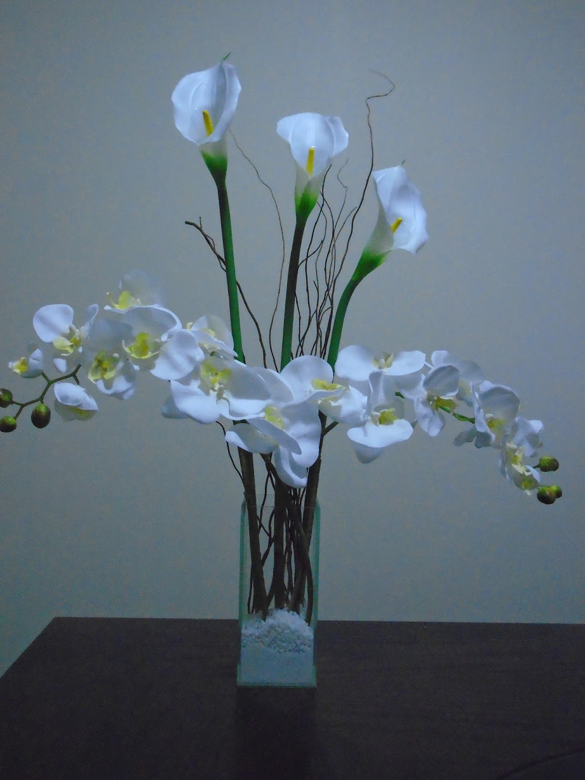 Samara Flores: Orquídeas com copo de leite e lírios com capim e frutas