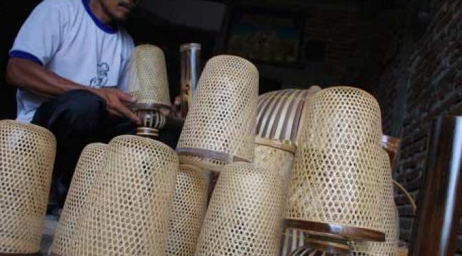  Kerajinan  Anyaman  Bambu  Seputar Khas Daerah Magetan 
