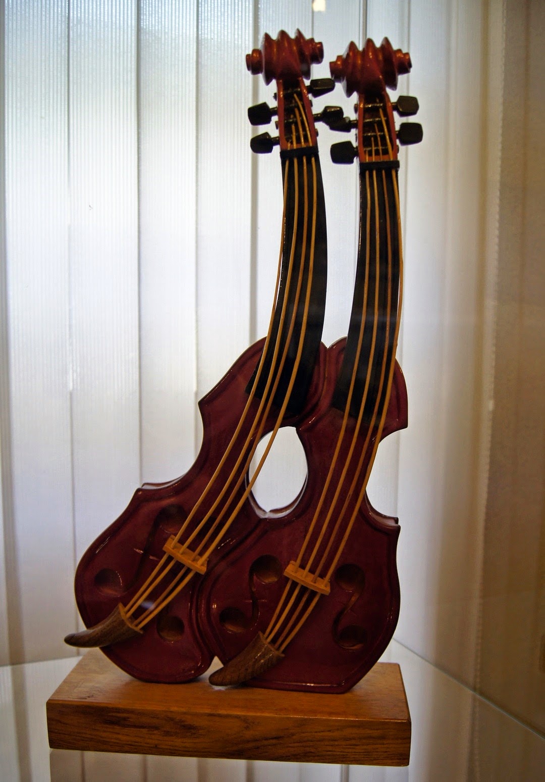 Необычные музыкальные инструменты названия. Пятиструнная электроскрипка. Необычные музыкальные инструменты. Современные скрипки. Необычная скрипка.