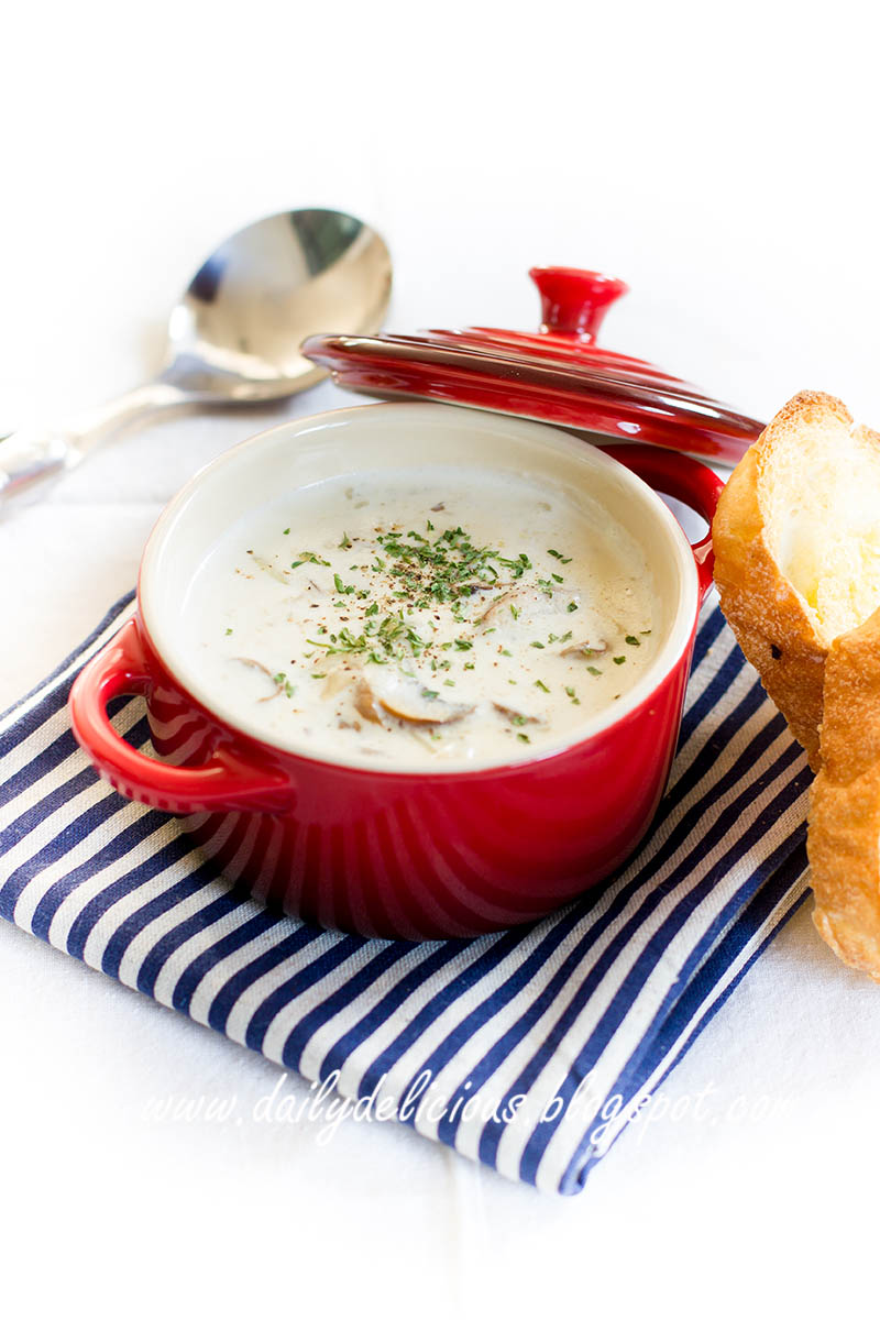dailydelicious: Creamy mushroom soup: Warm your body and soothe your soul