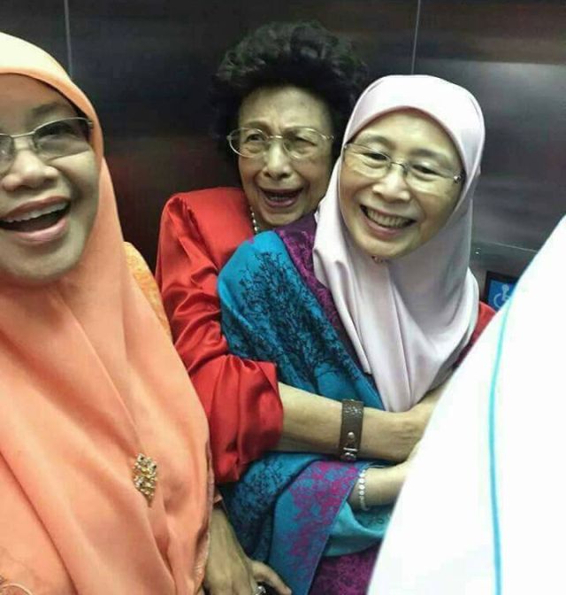 ISTERI-ISTERI PEMIMPIN PAKATAN HARAPAN; TUN SITI HASMAH ,WAN AZIZAH DAN NORMAH SPT. SATU KELUARGA!