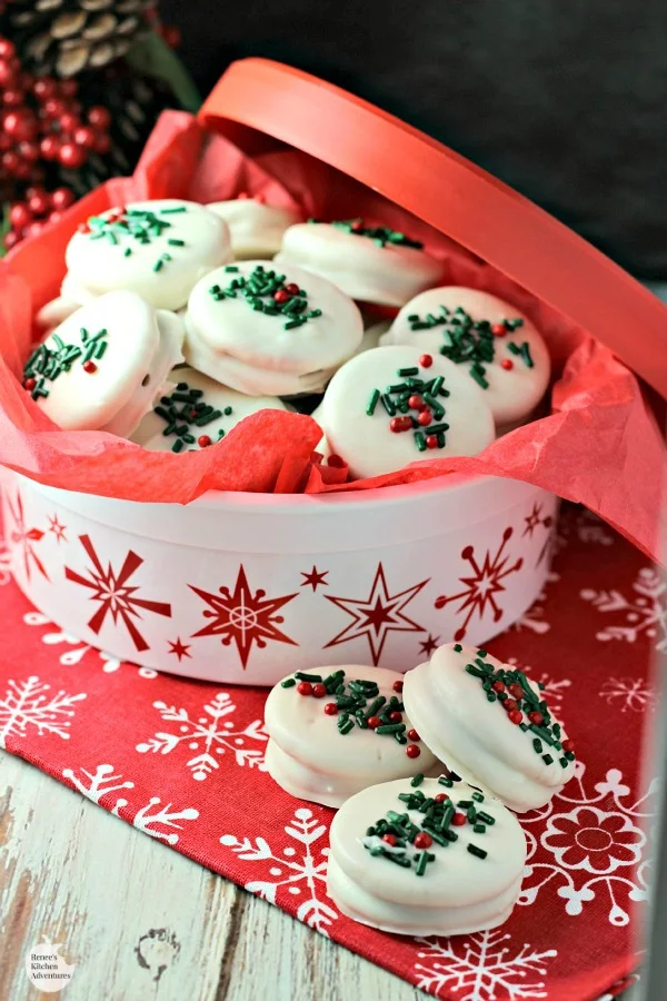 White Chocolate Covered Gingerbread OREOS | by Renee's Kitchen Adventures - Easy recipe for a quick sweet holiday treat perfect for enjoying or giving as a gift!