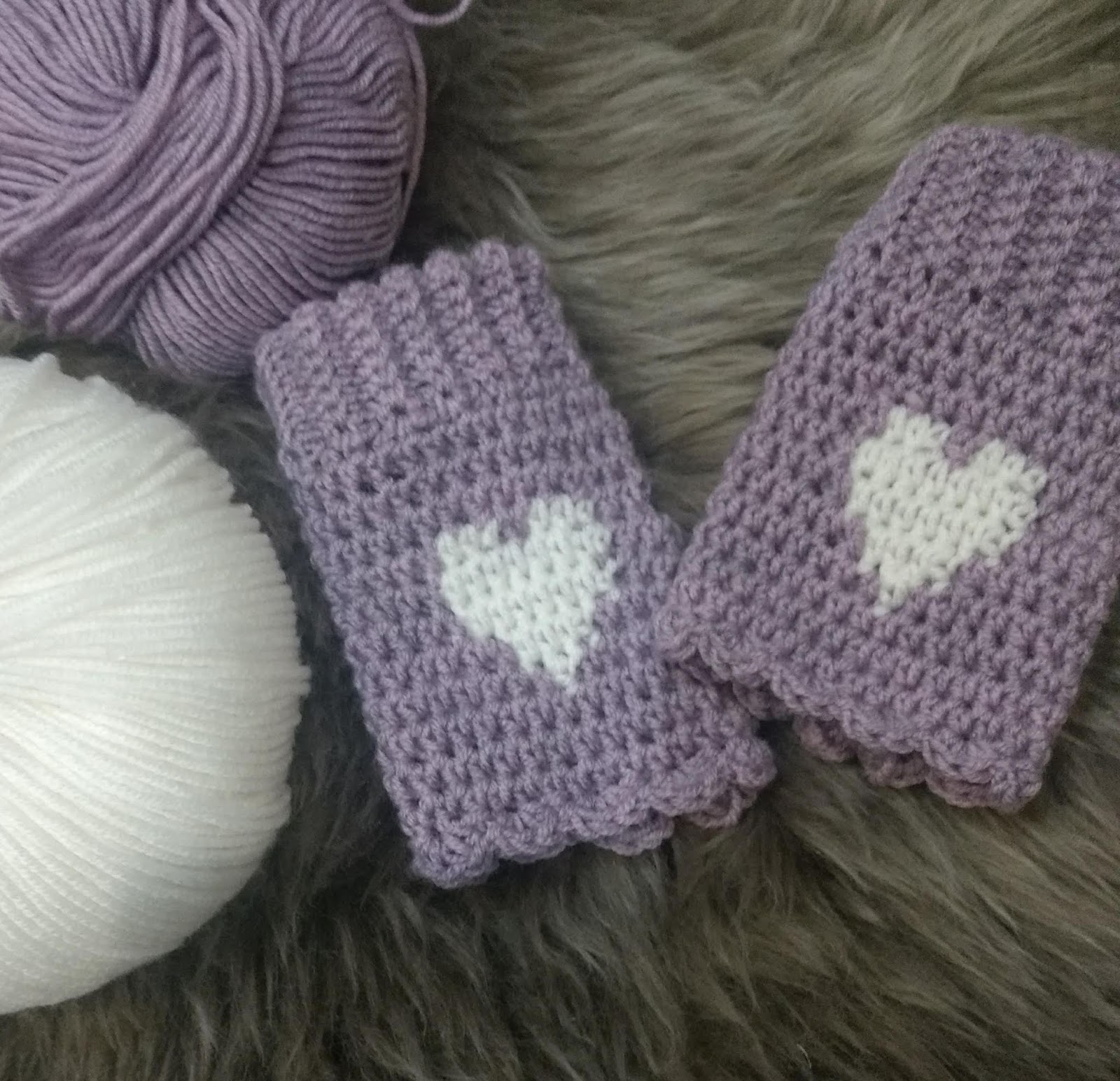 Crochet fingerless gloves with a heart