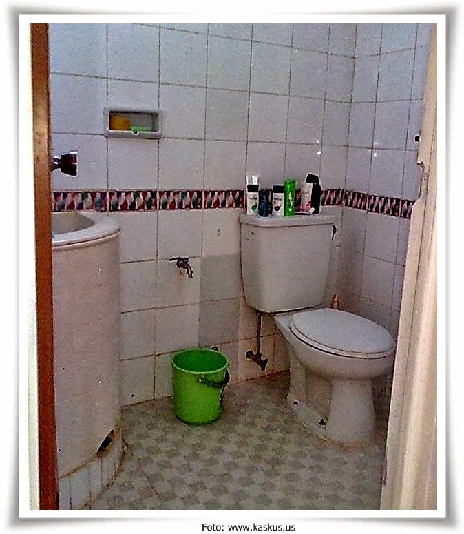 gambar desain interior kamar mandi minimalis mungil ukuran 