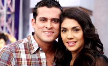Christian Domínguez y Vania Bludau Foto de Christian Domínguez y Vania Bludau sonriendo