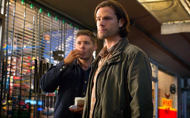Supernatural S10E09. Sam y Dean enfrente de la tienda.