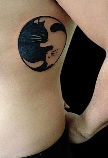 Simples Yin Yang gato tatuagem. Muito bonito e adorável assumir o Yin Yang desenho de tatuagem.