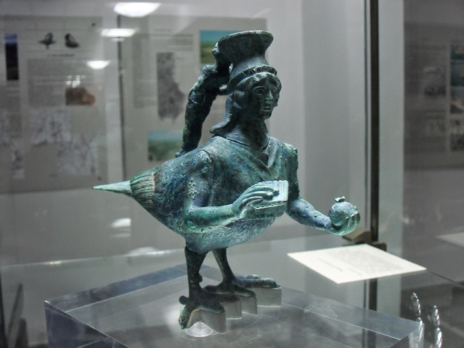 Statua Della Sirena Sulla Pietra in Mare Al Tramonto Immagine Stock