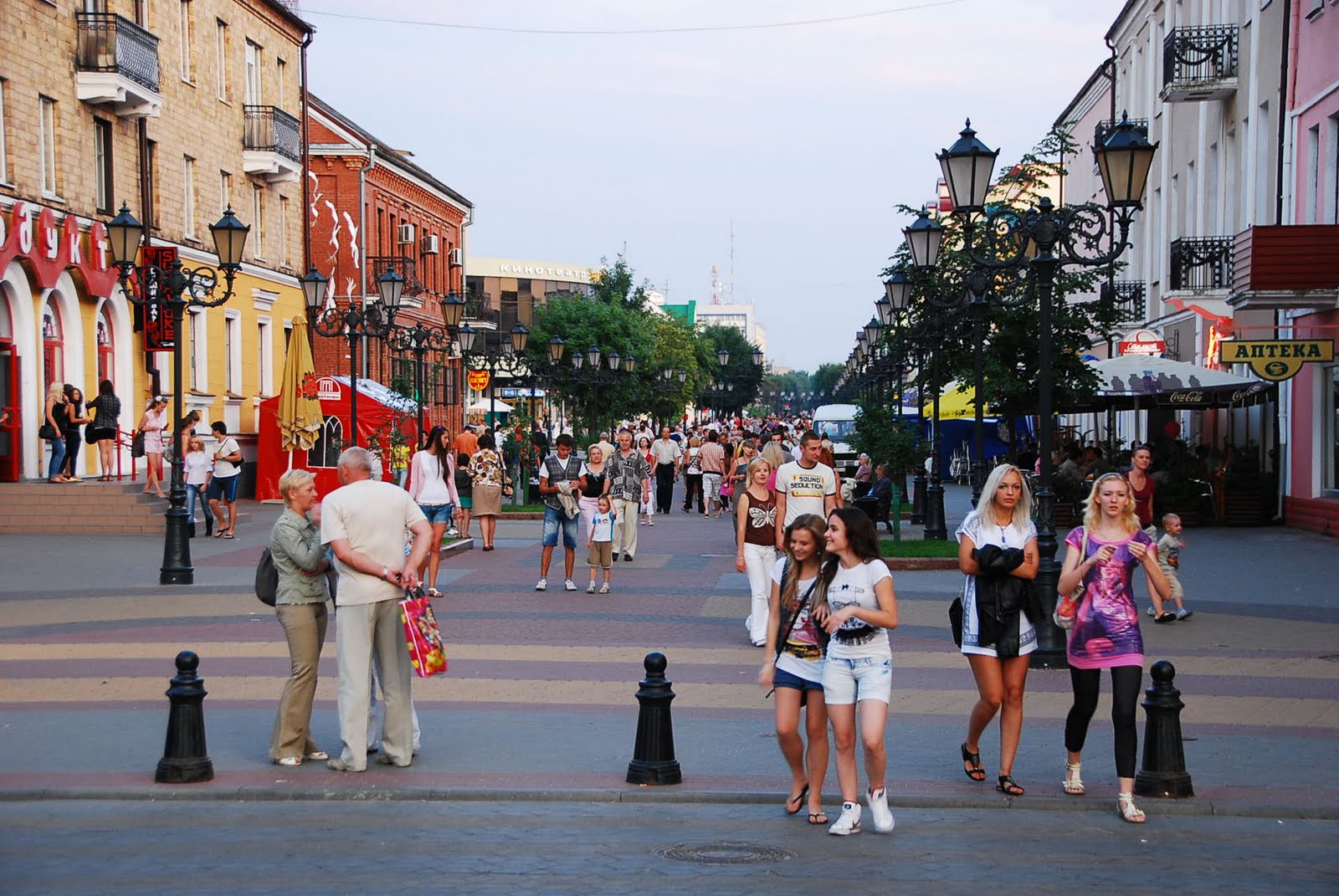 Сколько живет в беларуси. Белоруссия люди. Беларусь для туристов. Белоруссия улицы люди. Белорусский люди в городе.