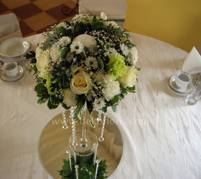 biało zielone dekoracje kwiatowe na stole weselnym opolskie