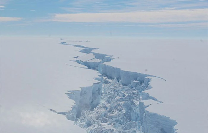 A giant, trillion-tonne iceberg has just broken away from Antarctica