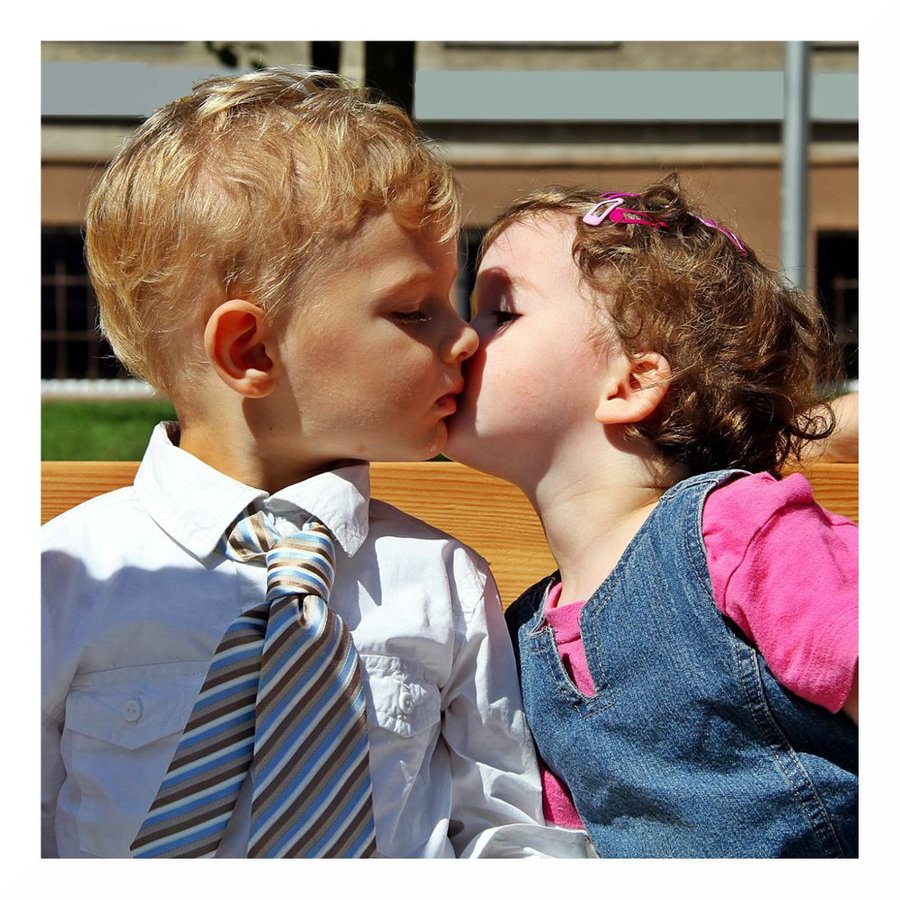 Поцеловал работа. Поцелуй детей в школе. Поцелуй первоклассников. Дети поцелуй с языком. Целовать в засос.