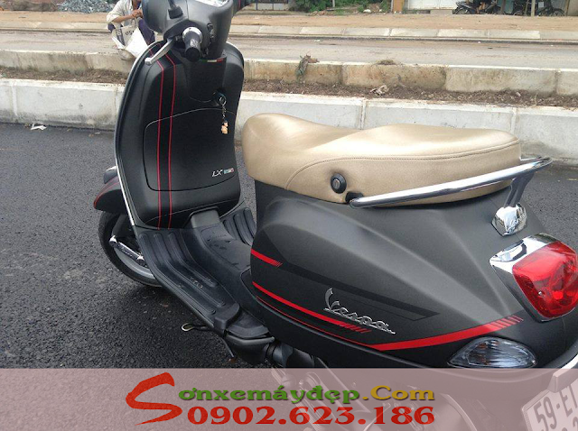 Sơn xe Vespa LX màu xám đen nhám chỉ đỏ