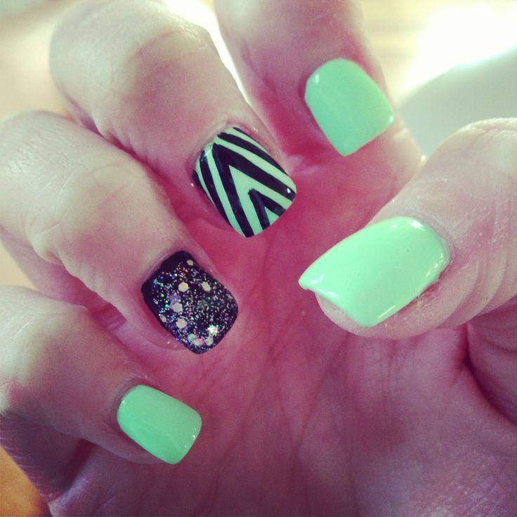 Beautiful mint green nails!