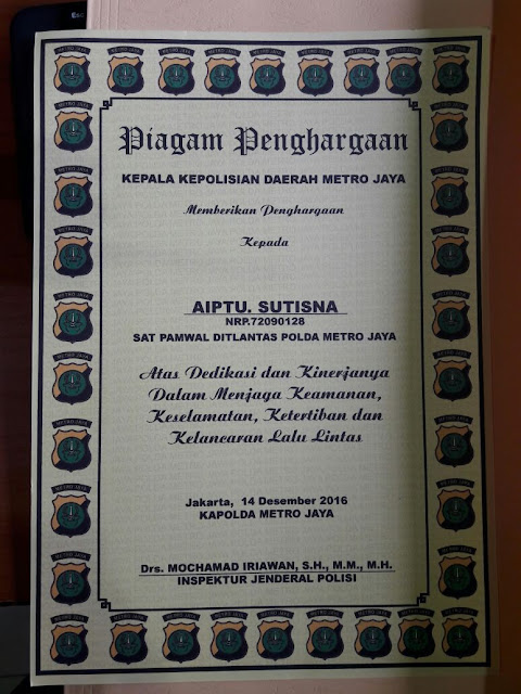 Kapolda Beri Penghargaan ke Aiptu Sutisna Seusai Dimaki dan Dicakar Pegawai MA Kapolda Beri Penghargaan ke Aiptu Sutisna Seusai Dimaki dan Dicakar Pegawai MA
