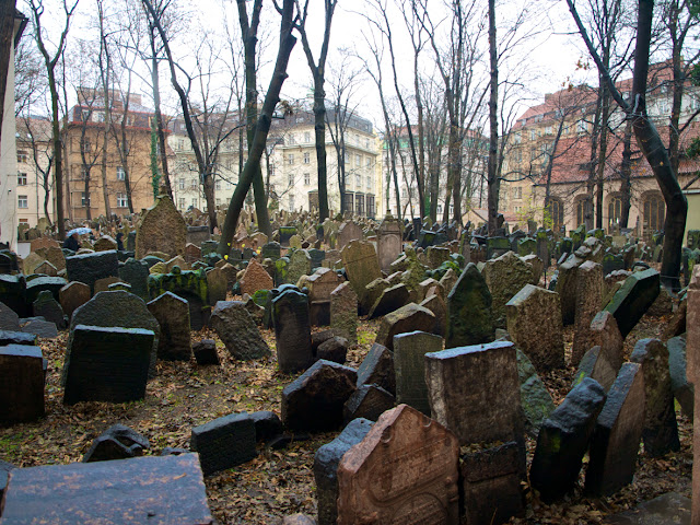 El cementerio judio de Praga vista general