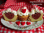 Valentin napi szívecskés muffin, egy fehér alap, illetve egy piros tésztából, amiből kicsi szív formákat teszünk a belsejébe.