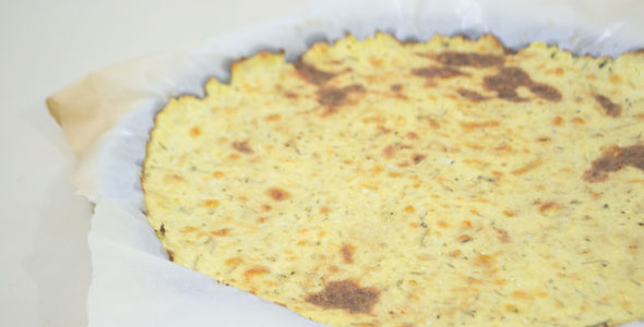 Massa de pizza de couve flor crocante, após o tempo de forno e antes da cobertura. pizza de couve flor
