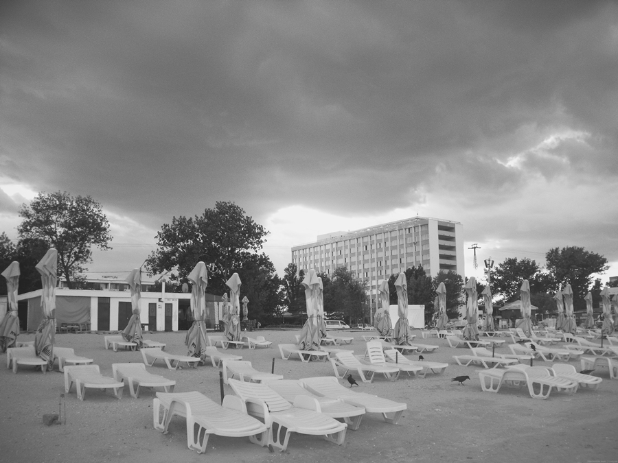 seslonguri mamaia alb negru seslonguri mamaia alb negru
