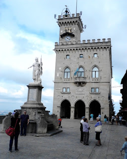 San Marino's own Statue of Liberty in front of the Palazzo Pubblico