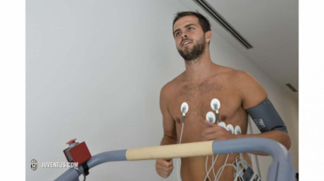 Miralem Pjanic hoan tat kiem tra y te tai Juventus - Anh 2