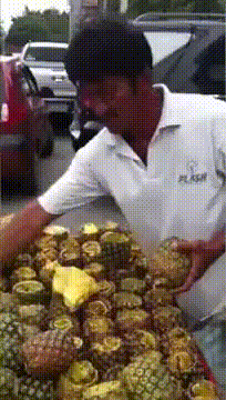 파인애플 잘라주는 아저씨.GIF1
