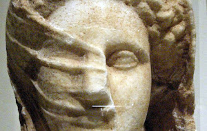 Όταν η λεπτότης δεν έχει όρια… τότε φιλοτεχνείται ακόμη και το αραχνοΰφαντο πέπλο με… μάρμαρο! Όταν η λεπτότης δεν έχει όρια… τότε φιλοτεχνείται ακόμη και το αραχνοΰφαντο πέπλο με… μάρμαρο!