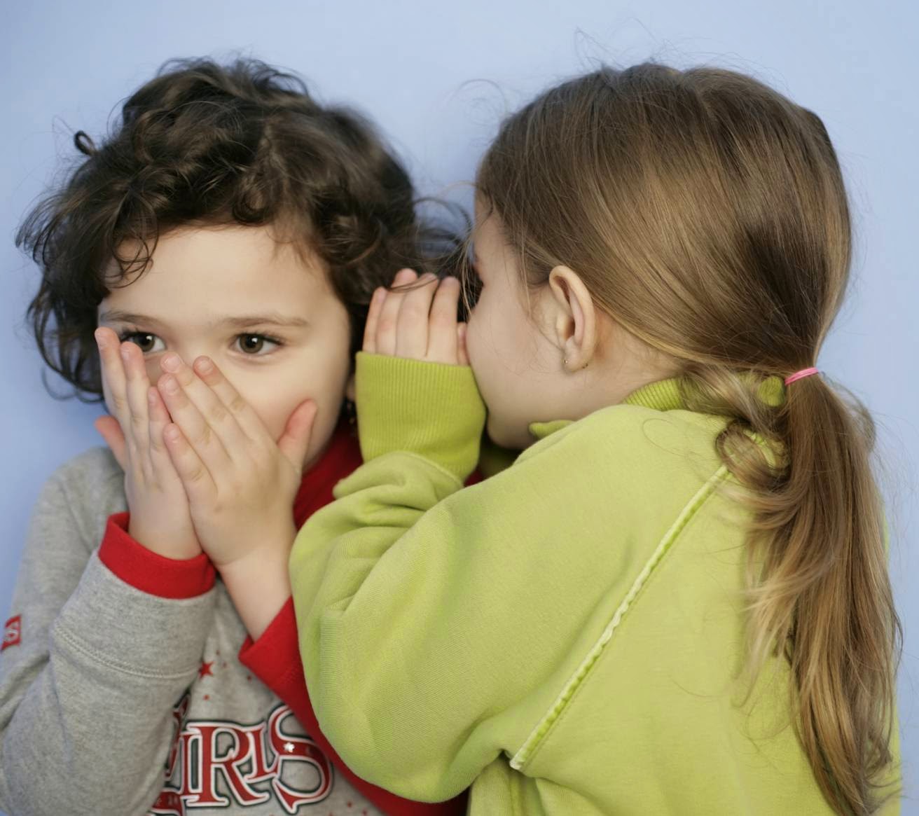 ребенок лжет. честные детки. счастливый ребенок на белом фоне. ложь ребенка. детский обман.