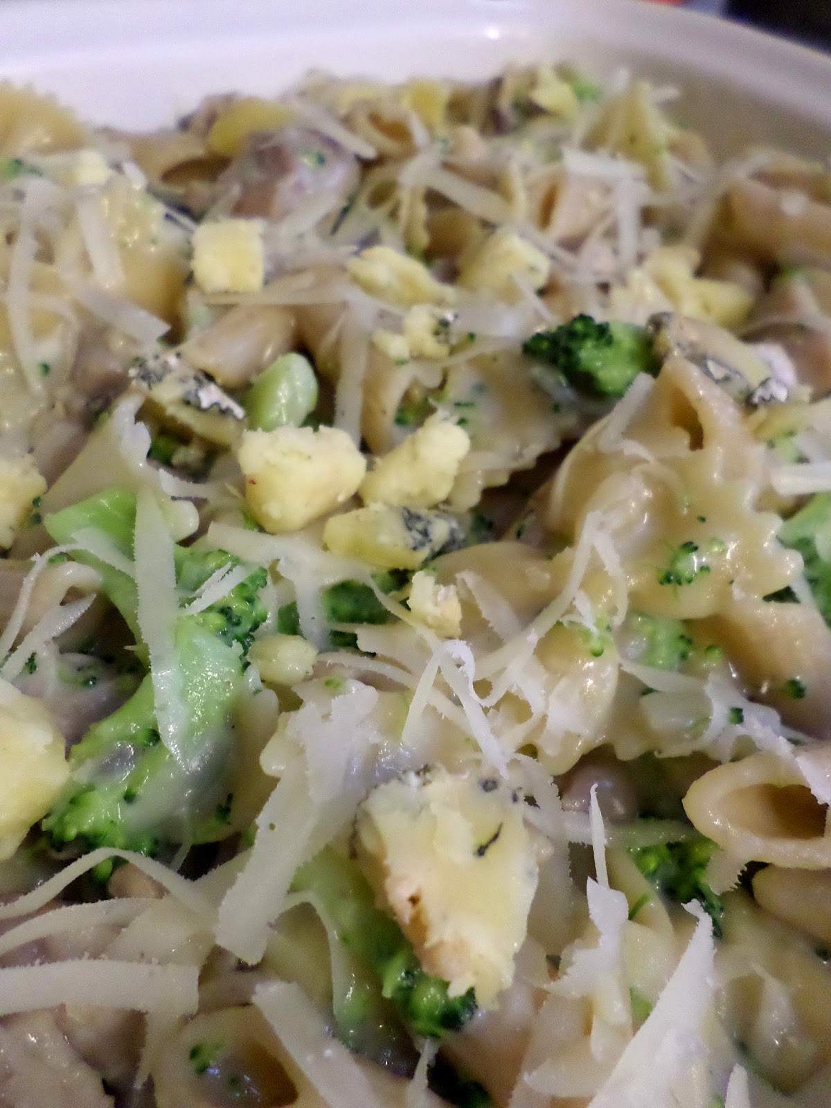 Eat Rainbow Love Chicken, broccoli & stilton pasta bake