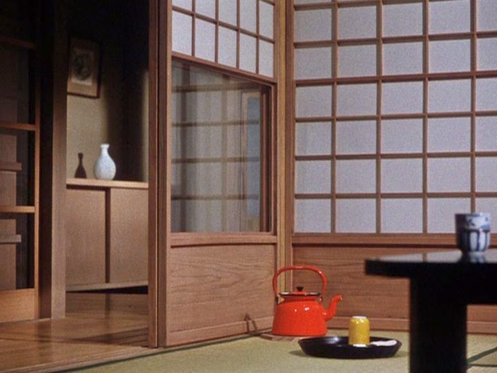 Luôn có một chiếc ấm đỏ trong các phim của Ozu. | Nguồn: Higanbana (1958)