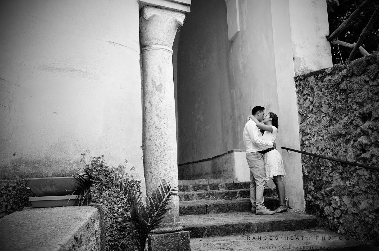 Engagement kiss in Ravello