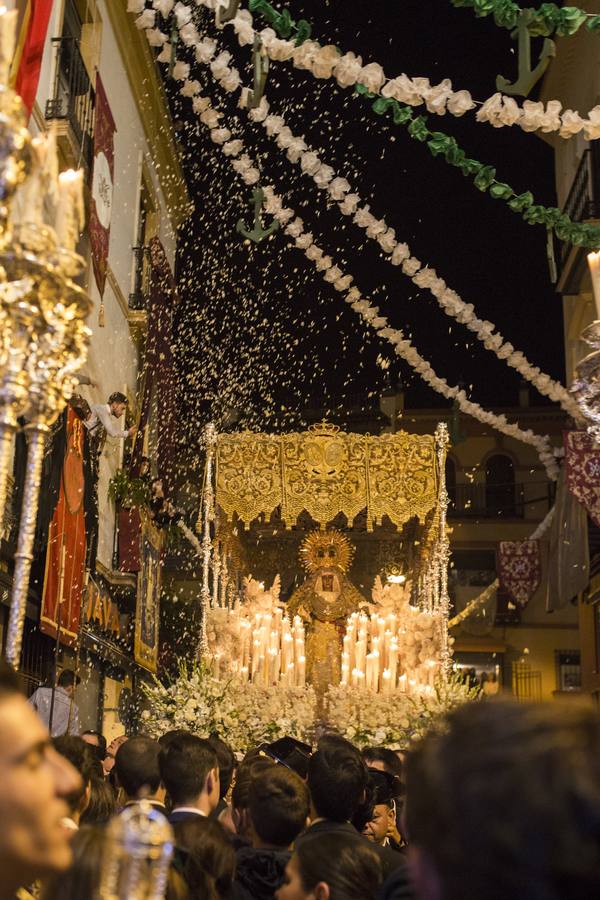 La Esperanza de Triana congrega a 285.000 personas en una procesión histórica La Esperanza de Triana congrega a 285.000 personas en una procesión histórica