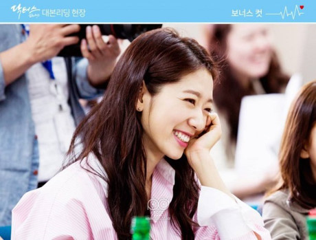 Fan hao huc voi teaser 'Doctors' sieu dep, sieu ngot cua Park Shin Hye - Anh 13