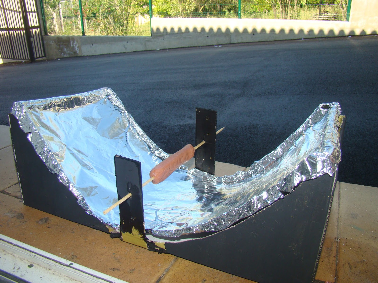 Science Magazine: Solar Hot Dog Cooker - By Manuel Rodríguez