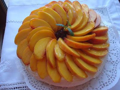 Tort cu crema de branza si piersici