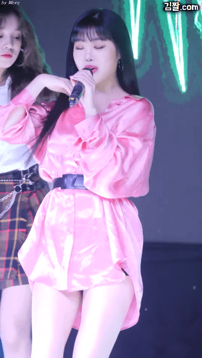 어깨가 흘러내리는 여자아이들 수진