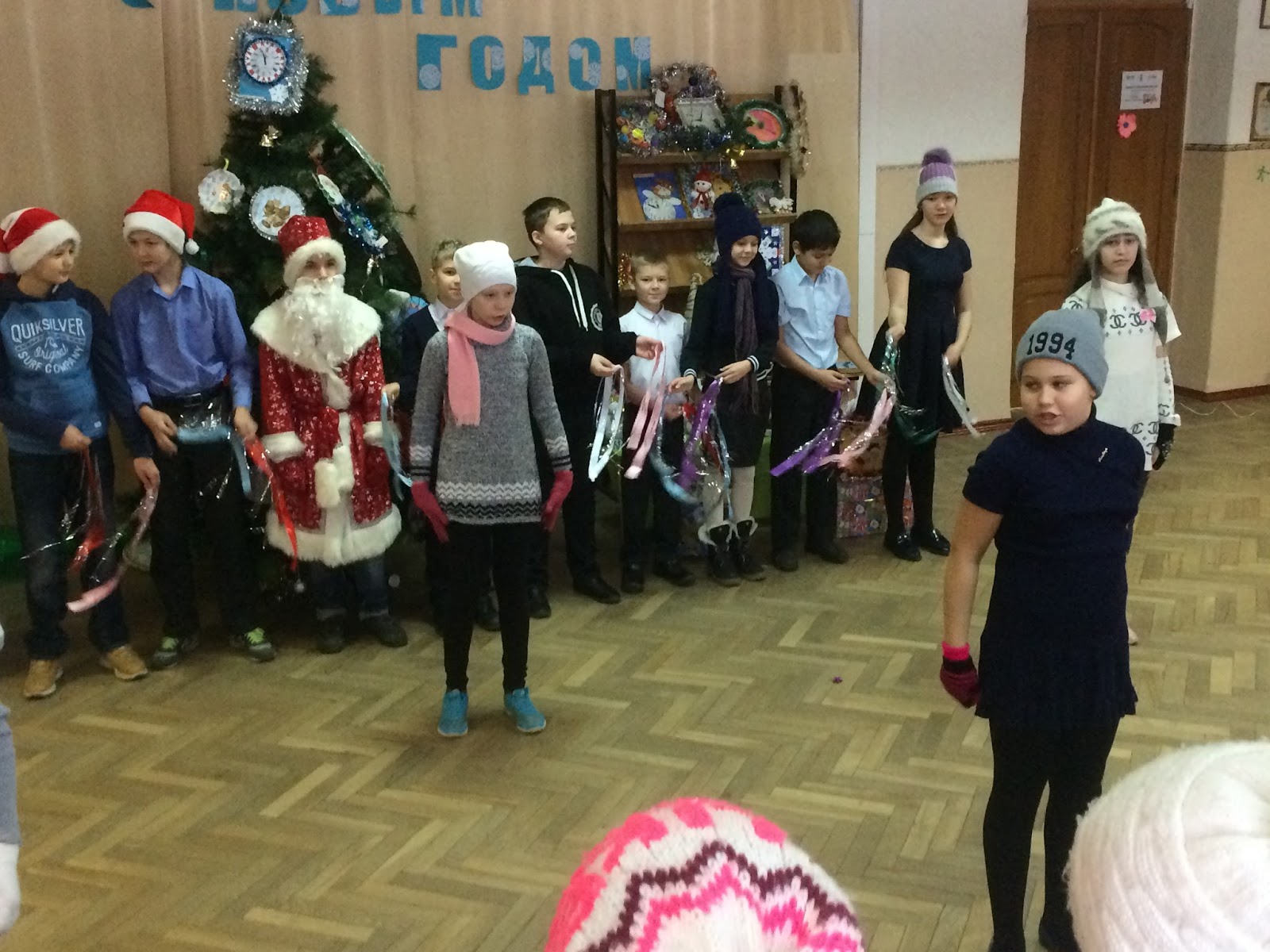 Новогодний флешмоб в школе для начальных классов. Новогодний флешмоб для детей. Новогодний флешмоб для детей начальной школы. Флэшмоб на новый год в школе. Флешмоб новогодний детский.
