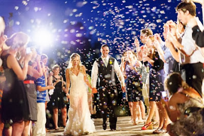 saída dos noivos, casamento, noivos, noiva, noivo, cerimônia, bolas, bolinhas, bolhas, bola, bolha, bolinha, sabão