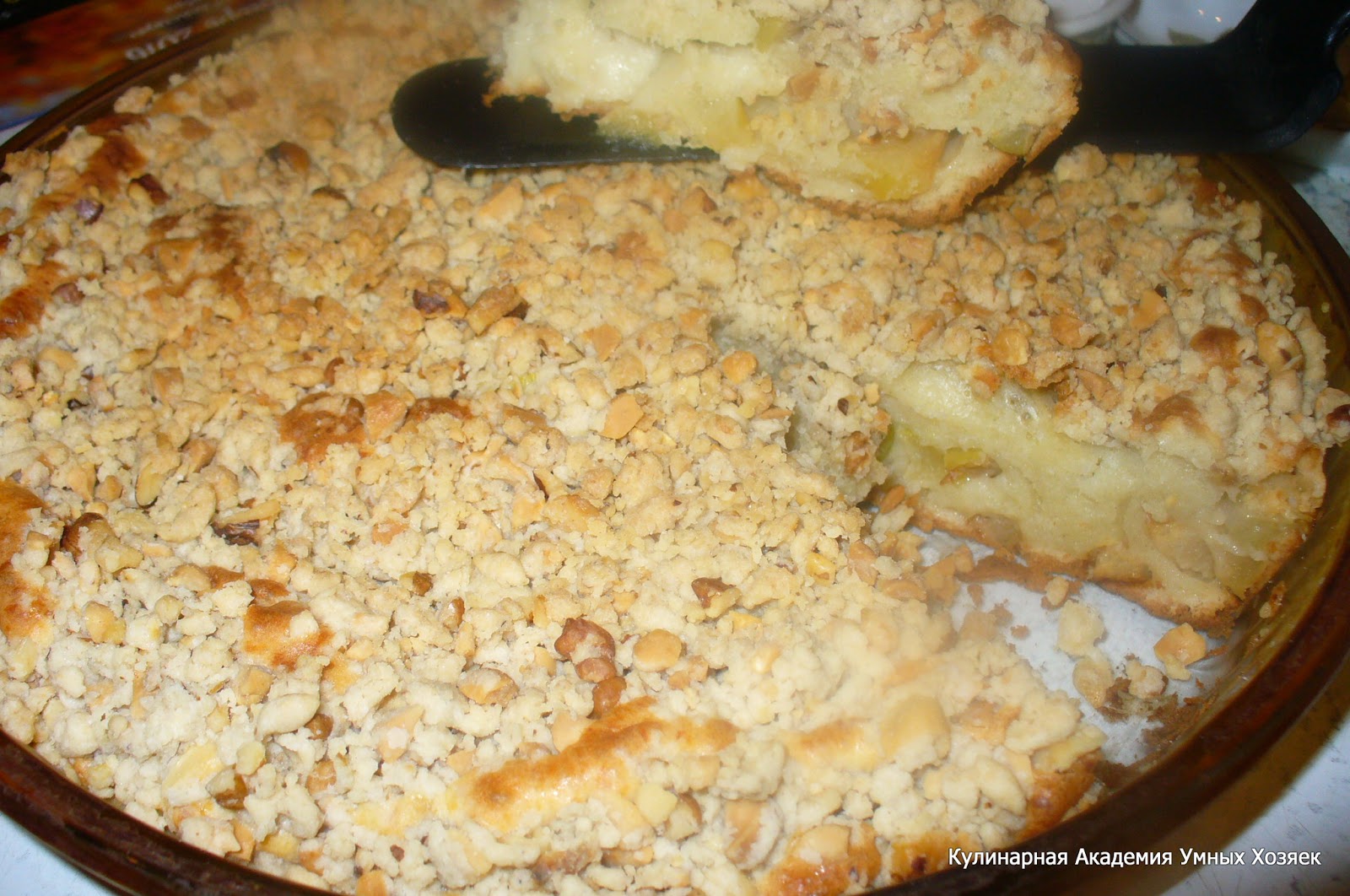 Яблочный пирог с ореховой крошкой. Воздушно-Ореховая крошка. Что приготовить с ореховой посыпкой. Треска приготовленная в ореховой обсыпке фото.