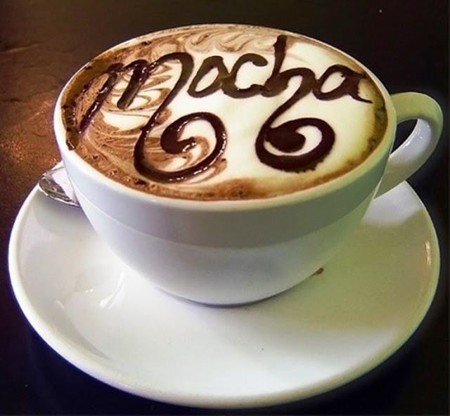 Cafe mocha hòa quyện vị thơm béo của chocolate và kem tươi cùng lớp bọt sữa trên mặt 