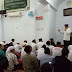 Anies dan Novel Baswedan Salat Jumat Bersama