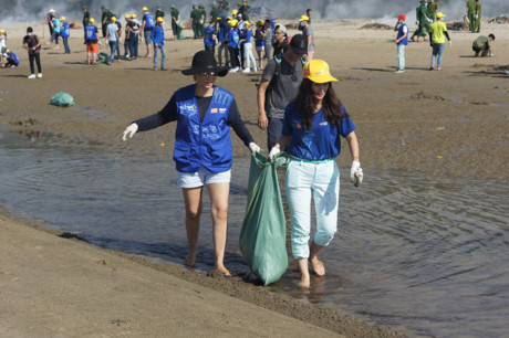 Cam kich hinh anh Thu Minh khong ngai ban ra bien don sach rac - Anh 3