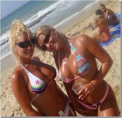 Playa, sol, arena y mujeres sexys. Bikinis en el mar, calor y bronceados. Chicas guapas 1x2.